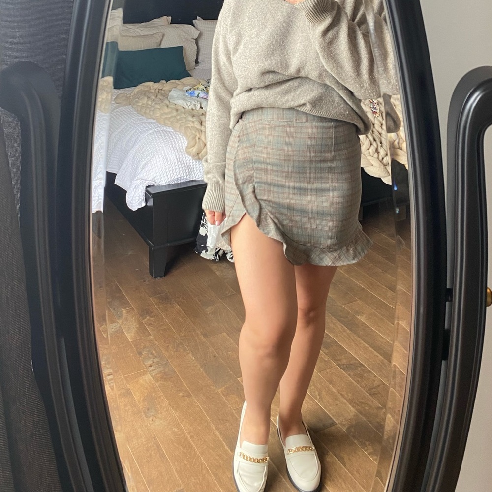 Plaid grey mini skirt with side slit